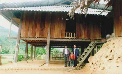 Gia đình anh Hoàng Văn Pèng xã Phong Dụ Thượng (Văn Yên) bên ngôi nhà được hỗ trợ từ chính sách 167.